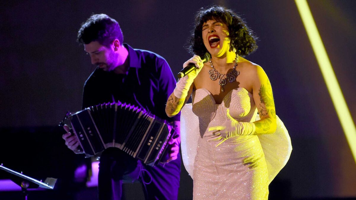 Mon Laferte asegura que no volvería a cantar con Plácido Domingo