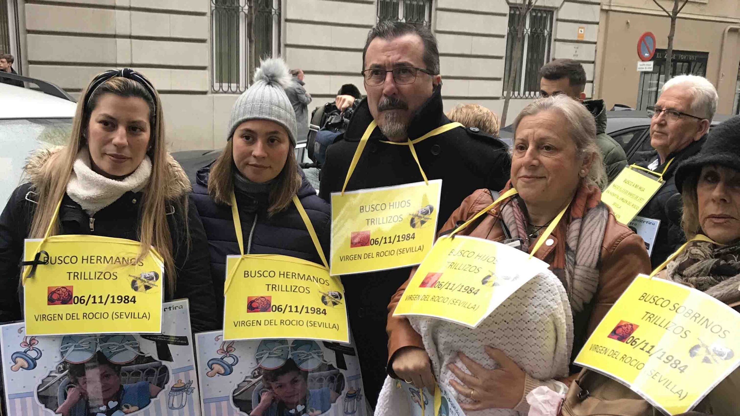 Decenas de personas piden justicia por los bebés robados: "No quiero morir sin abrazar a mi hijo"