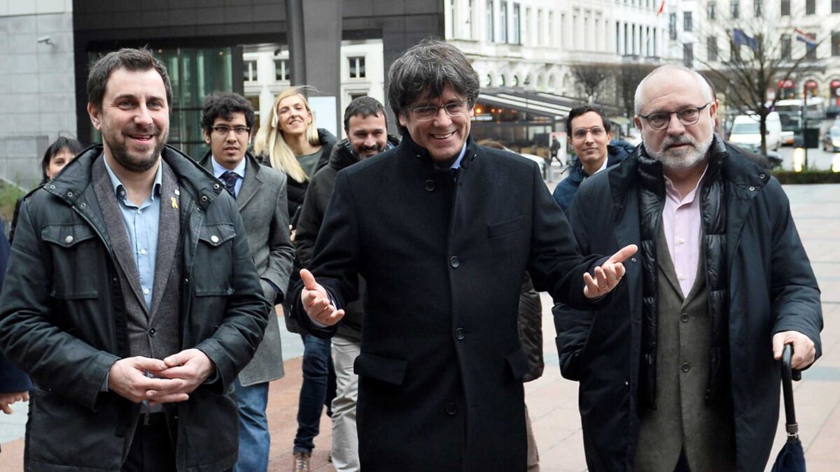 Puigdemont renuncia formalmente a ser president al dejar su acta en el Parlament