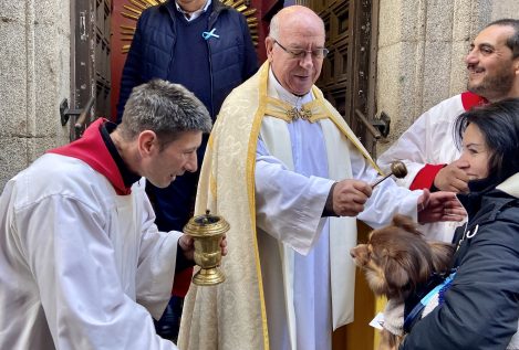 San Antón 2020: cientos de personas acuden a la iglesia del padre Ángel para bendecir a sus mascotas