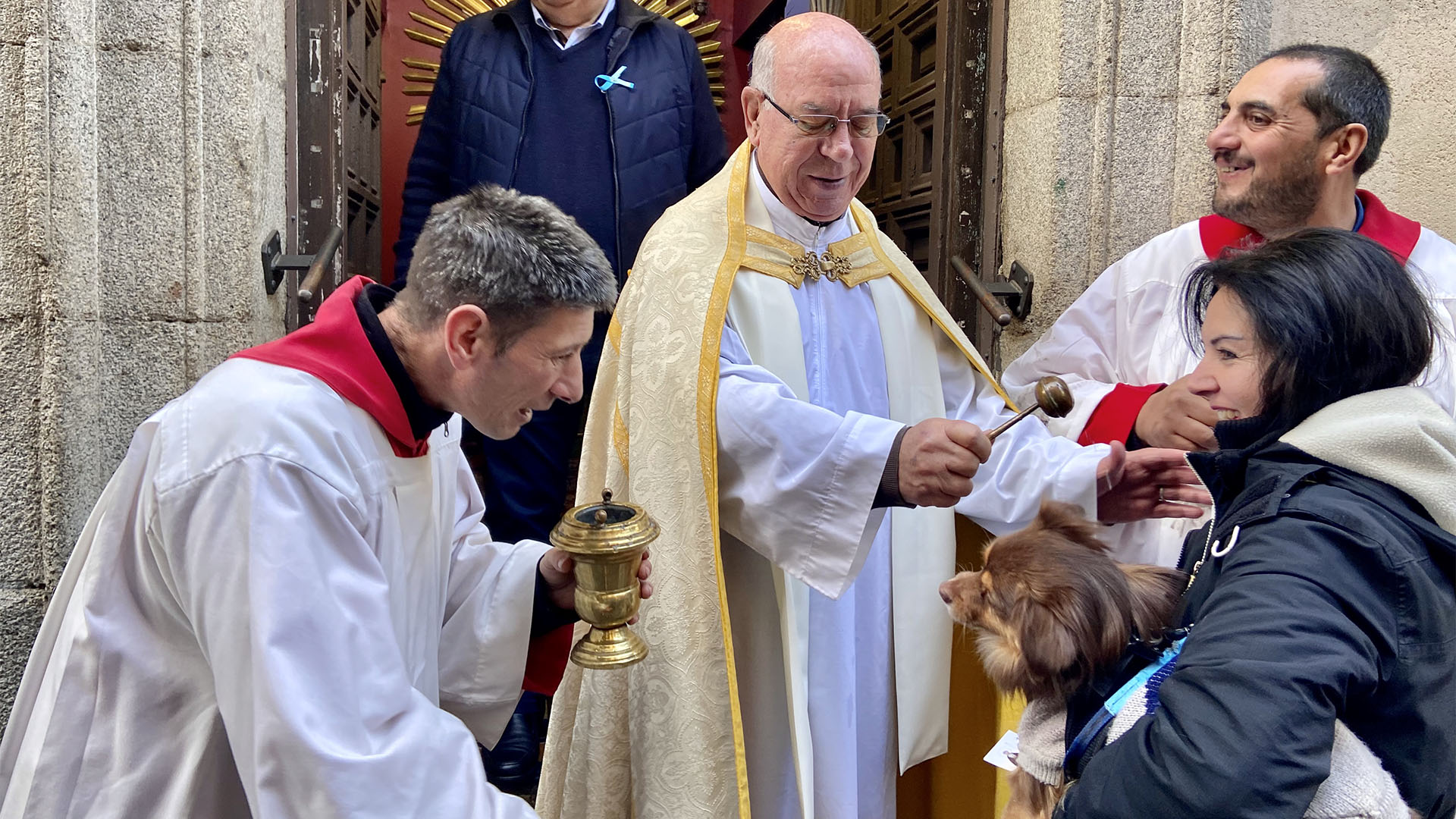 San Antón 2020: cientos de personas acuden a la iglesia del padre Ángel para bendecir a sus mascotas