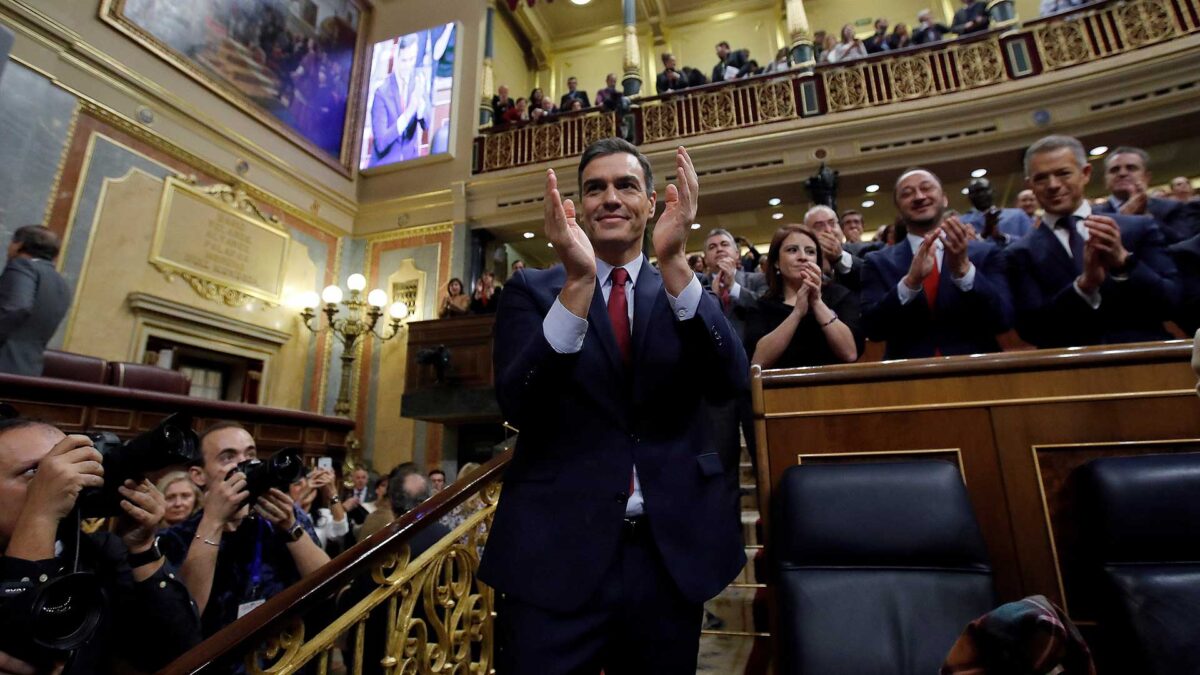 Sánchez es investido presidente por mayoría simple y con el apoyo más exiguo de la democracia