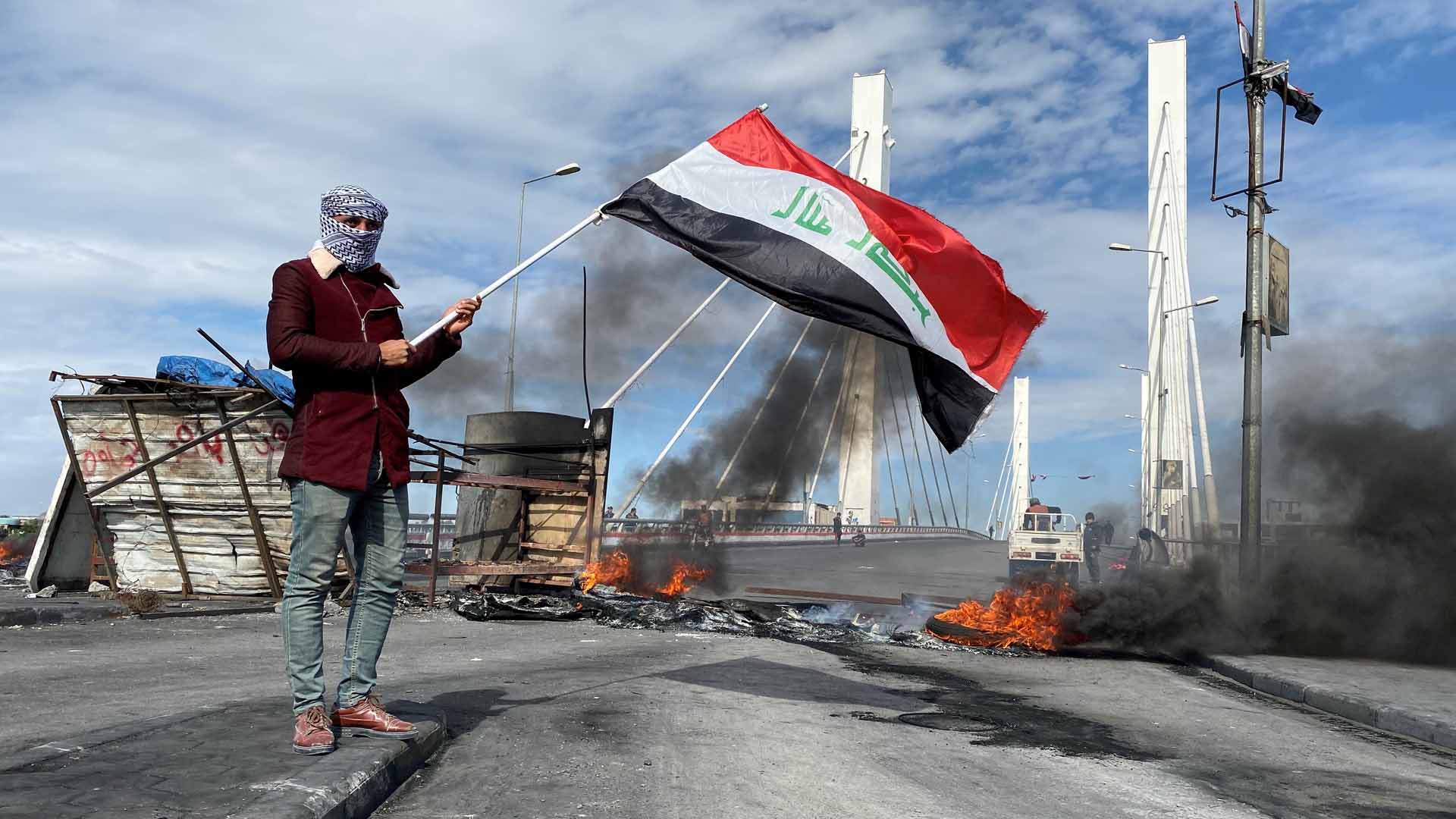 Tres cohetes impactan en la embajada de EEUU en Bagdad mientras los iraquíes toman las calles