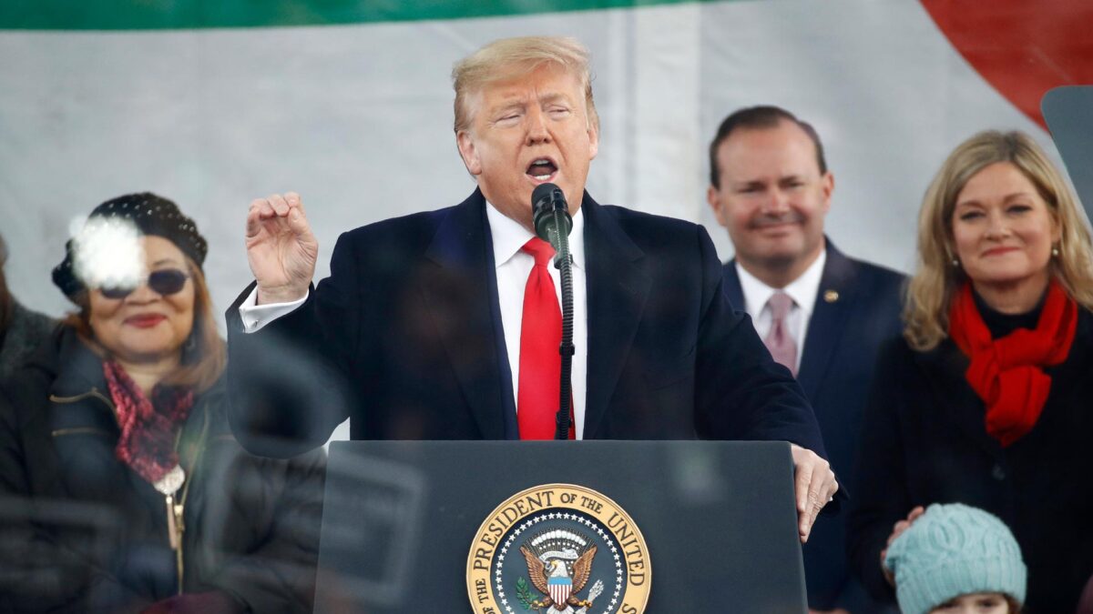 Trump busca el voto de las mujeres conservadoras en una gran marcha antiabortista