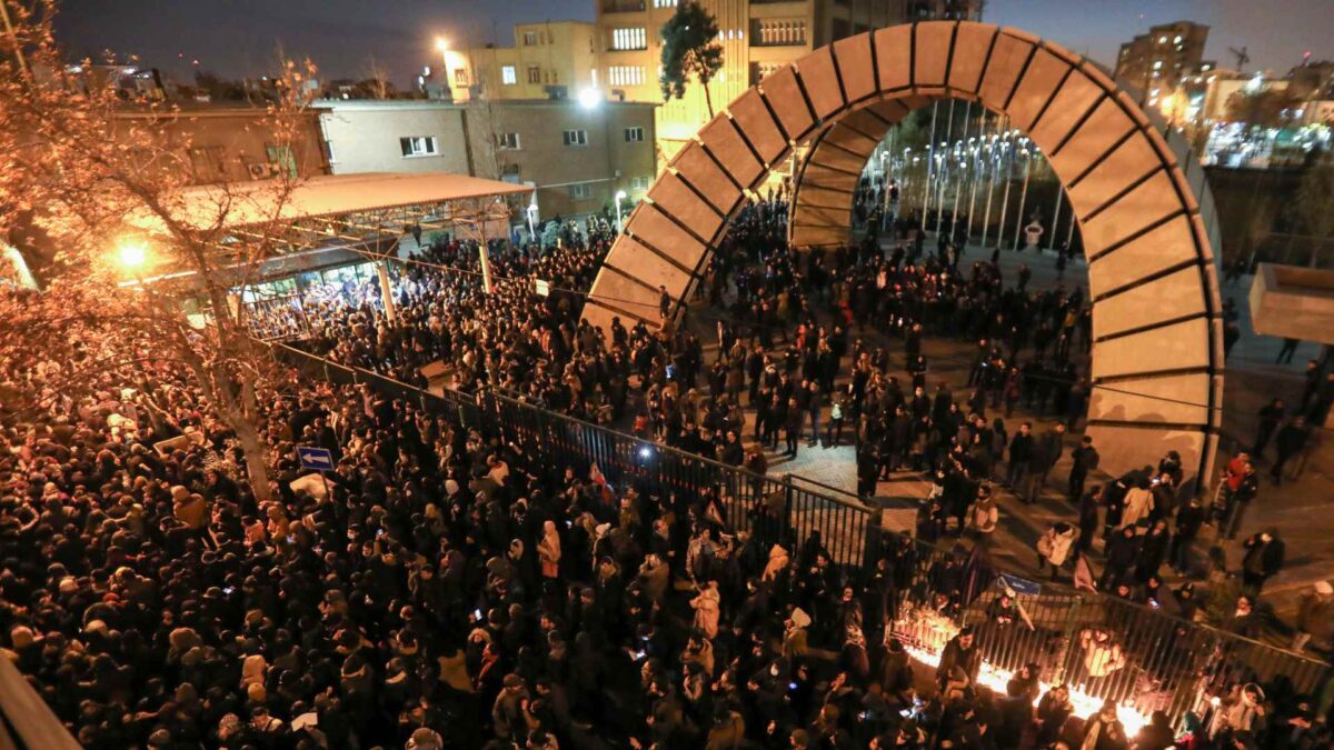 Trump pide a Irán que respete las protestas y evite “otra masacre de manifestantes”