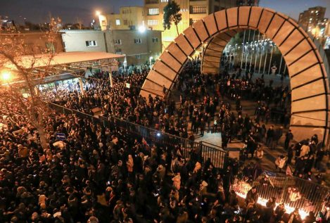 Trump pide a Irán que respete las protestas y evite “otra masacre de manifestantes”