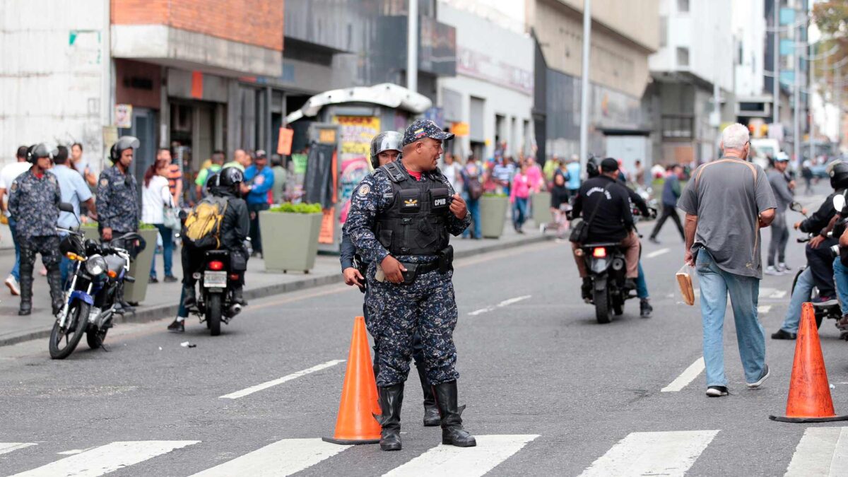 Un grupo de chavistas dispara contra los diputados de Guaidó para impedir su entrada en la Asamblea