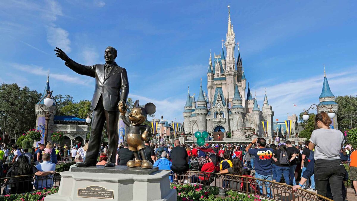 Un hombre mata a su familia y su perro junto a Disney World