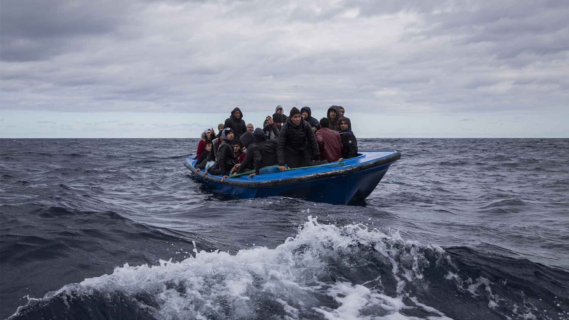 Unos 300 migrantes esperan un puerto seguro en barcos humanitarios en el Mediterráneo