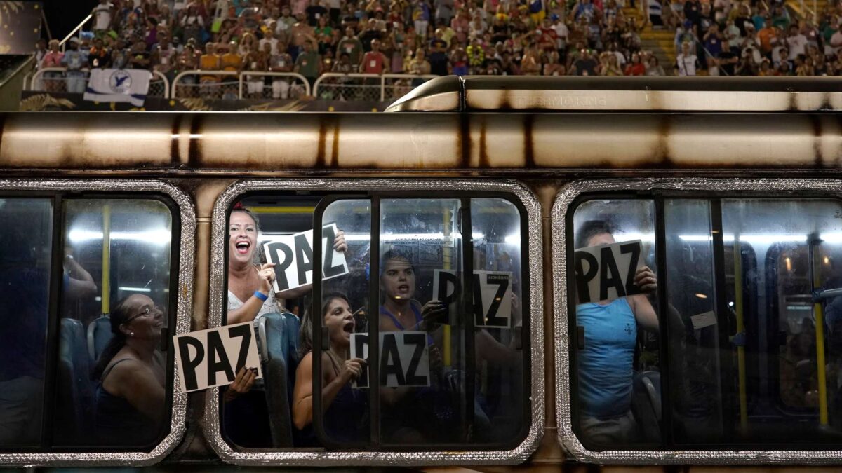 El carnaval de Río arranca con un fuerte tono de protesta: «Que el mundo vea lo que está sucediendo aquí»