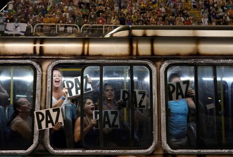 El carnaval de Río arranca con un fuerte tono de protesta: "Que el mundo vea lo que está sucediendo aquí"