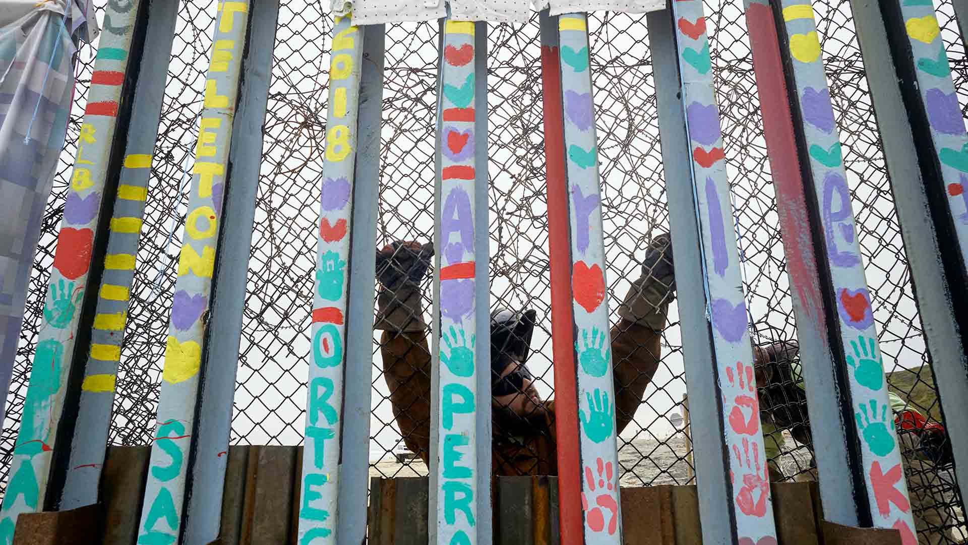 EEUU reabre en la frontera con México el parque donde familias de migrantes se encuentran a través del muro