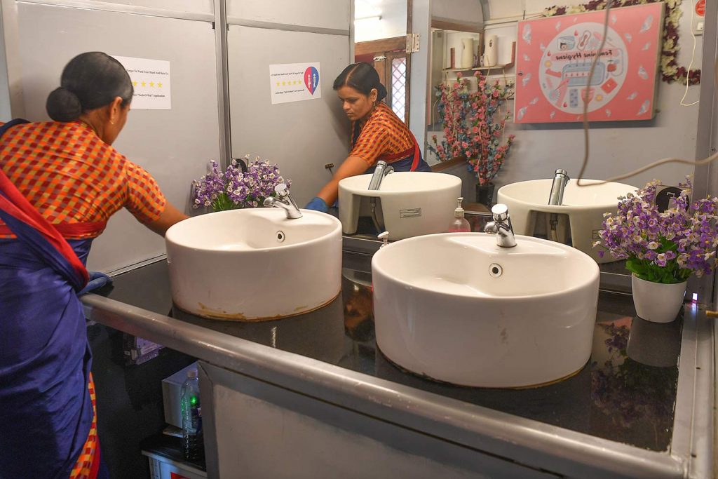 Así es como viejos autobuses en India se han convertido en cómodos y seguros baños para chicas 1