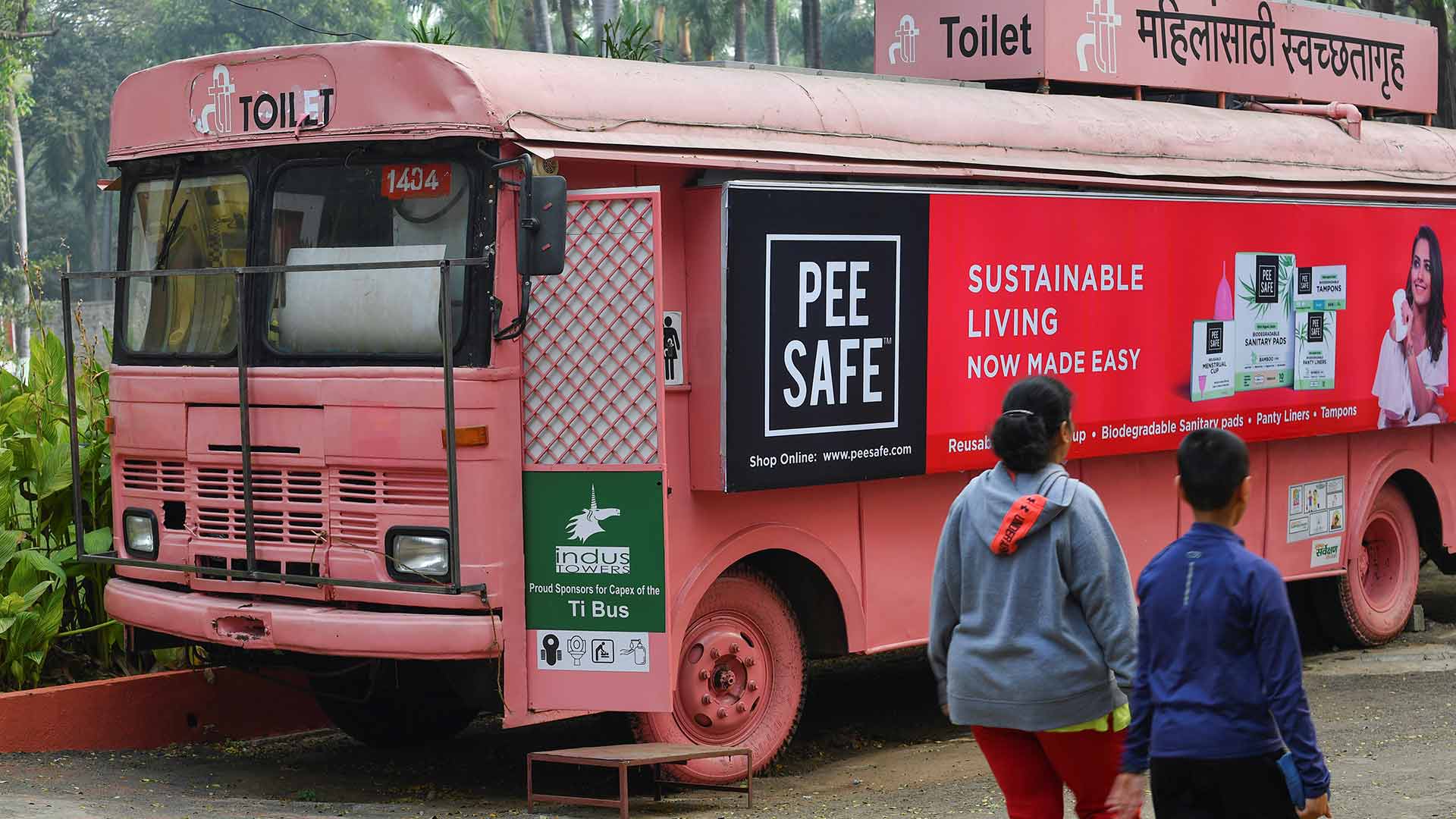 Así es como viejos autobuses en India se han convertido en cómodos y seguros baños para chicas