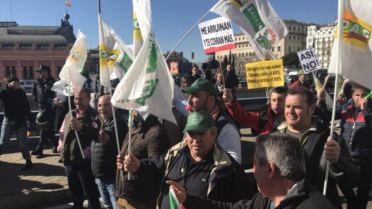 Centenares de agricultores se manifiestan frente al Ministerio de Agricultura:  «Nos pagan poco y os cobran de más»