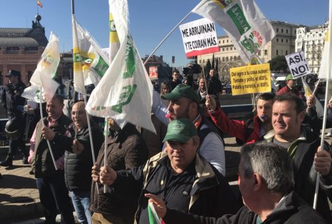 Centenares de agricultores se manifiestan frente al Ministerio de Agricultura:  "Nos pagan poco y os cobran de más"
