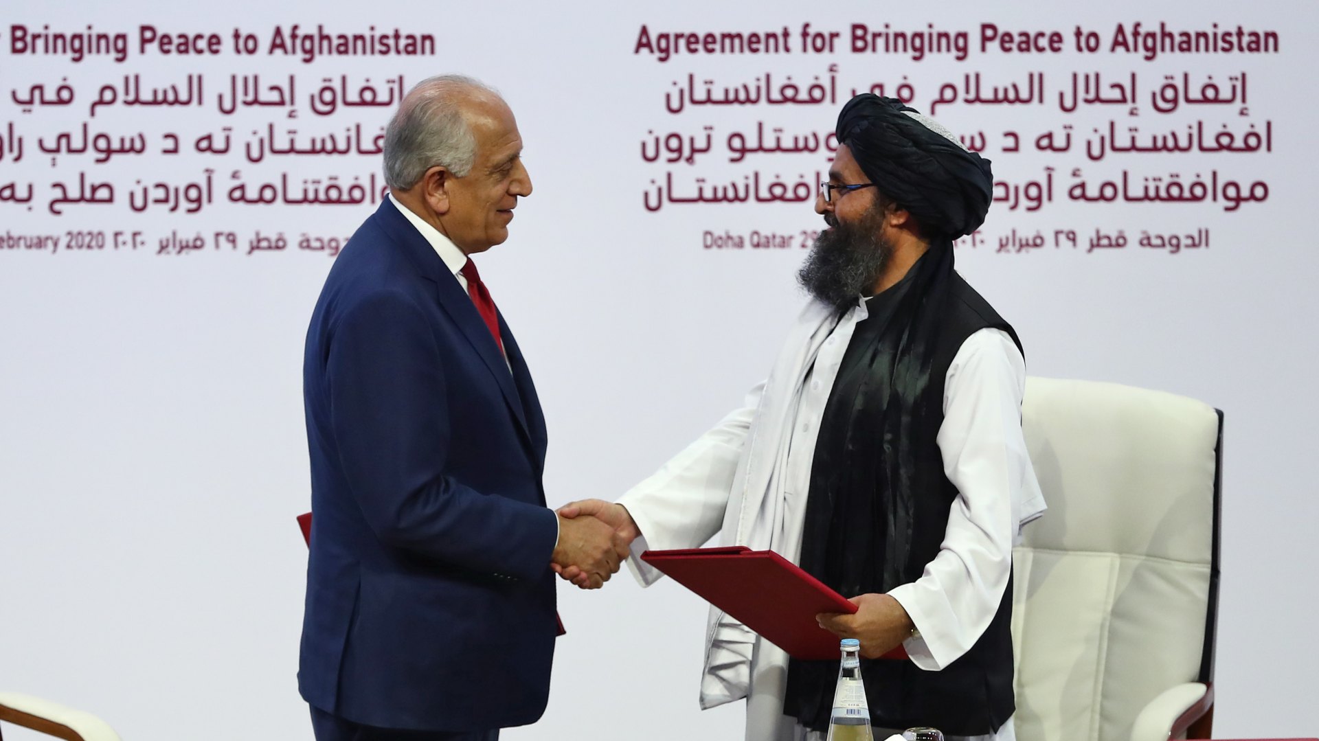 EEUU y los talibanes firman un histórico acuerdo para retirar tropas norteamericanas de Afganistán
