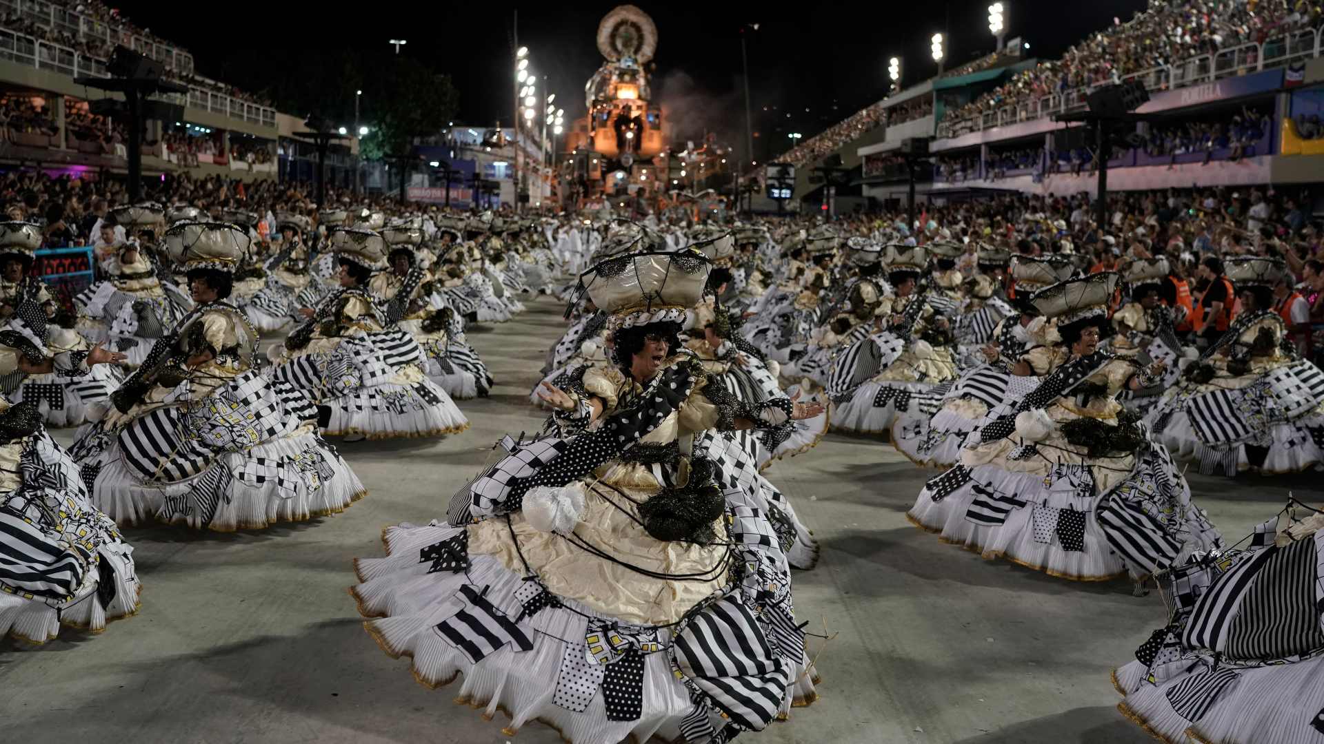 El carnaval de Río arranca con un fuerte tono de protesta: "Que el mundo vea lo que está sucediendo aquí"