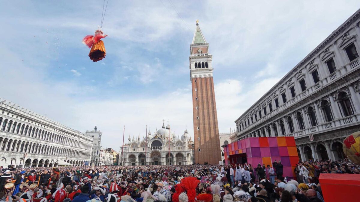 El Vuelo del Ángel inaugura un año más el emblemático carnaval de Venecia