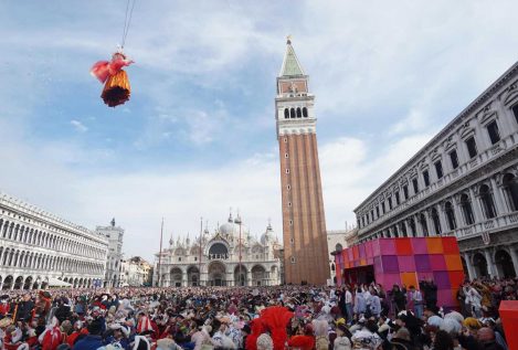 El Vuelo del Ángel inaugura un año más el emblemático carnaval de Venecia