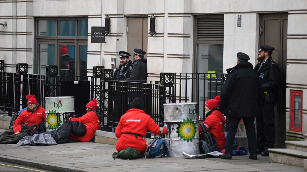 Greenpeace bloquea la sede de la petrolera BP el primer día de su nuevo director