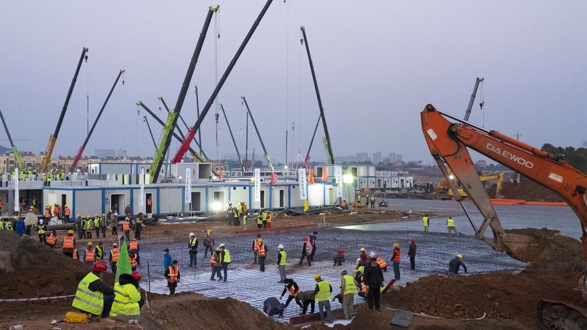 El hospital de Wuhan construido en 10 días recibe a sus primeros pacientes