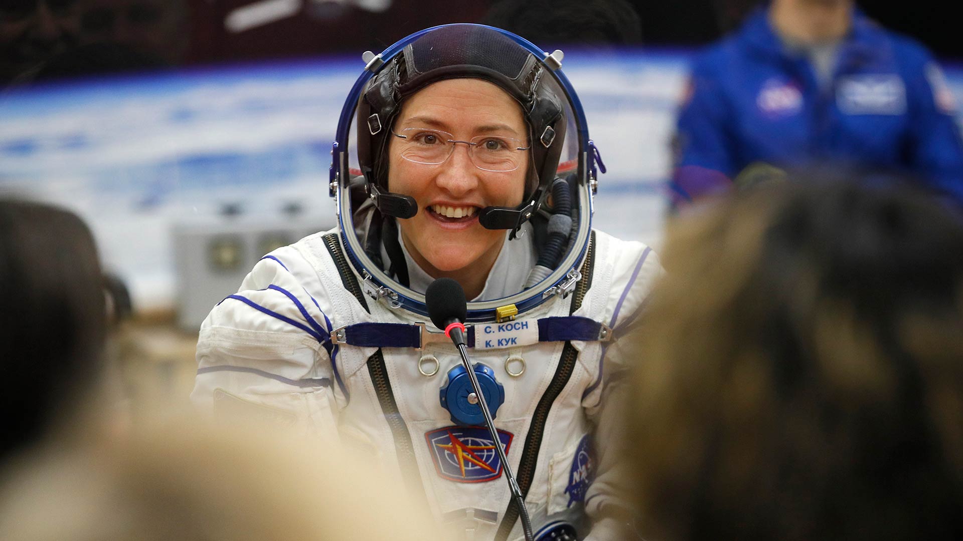 La astronauta Christina Koch regresa a la Tierra tras 11 meses en el espacio, una cifra récord