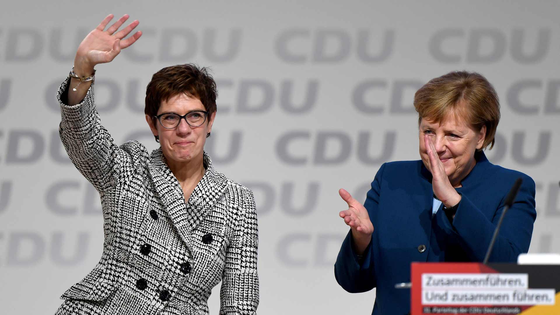 La sucesora de Merkel al frente de los conservadores renuncia a ser candidata para la cancillería