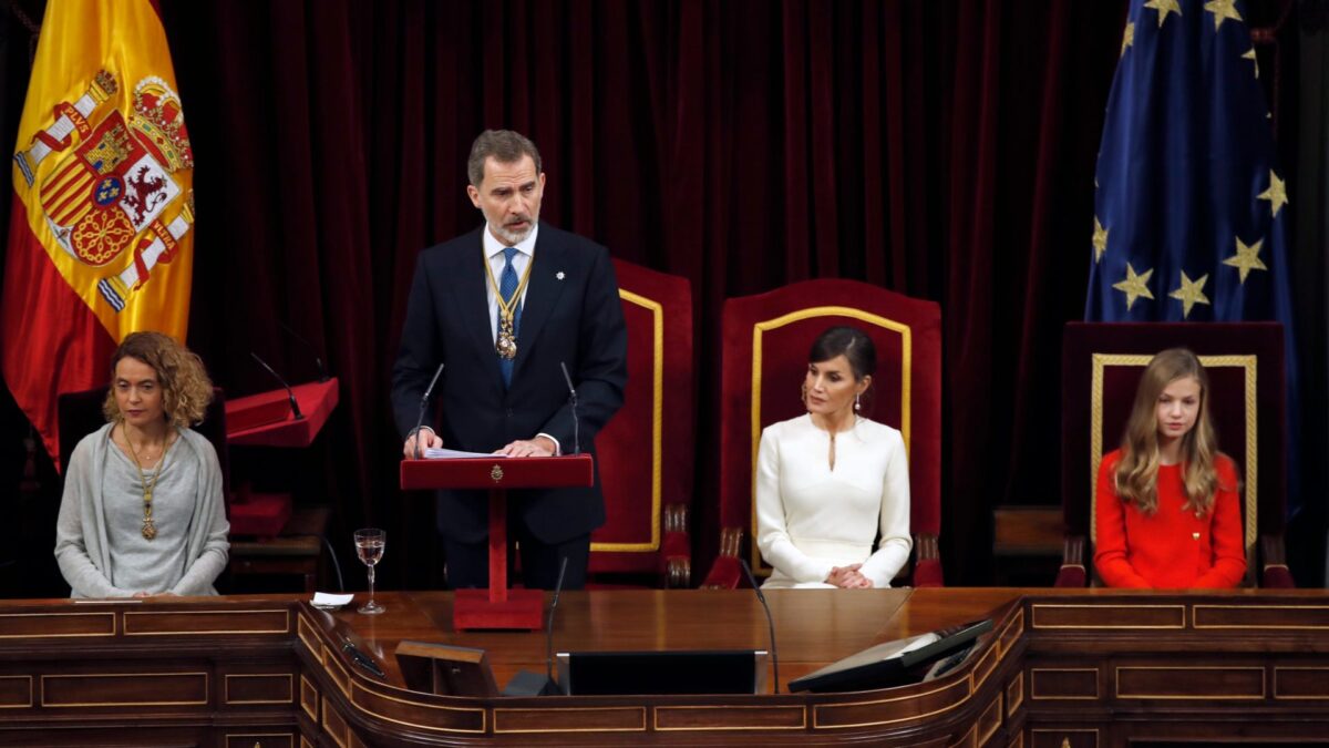 El Rey en la apertura de la XIV Legislatura: «España no puede ser de unos contra otros»