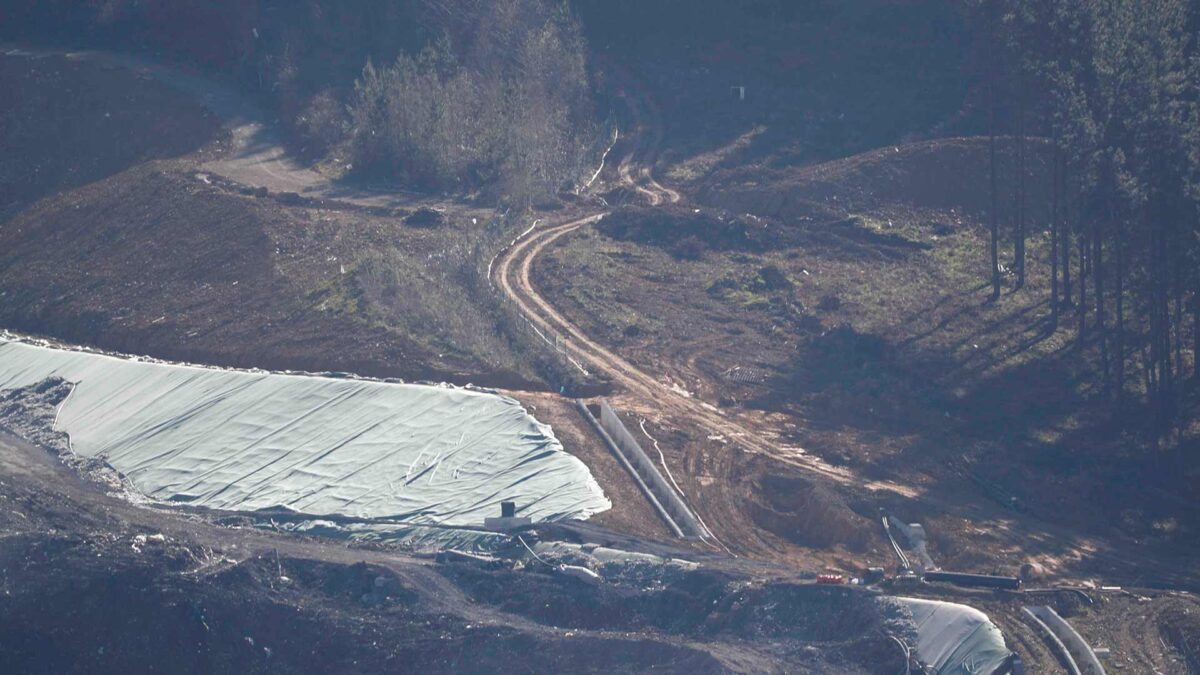 Maquinaria pesada trabaja para sofocar el incendio reavivado en el vertedero de Zaldibar