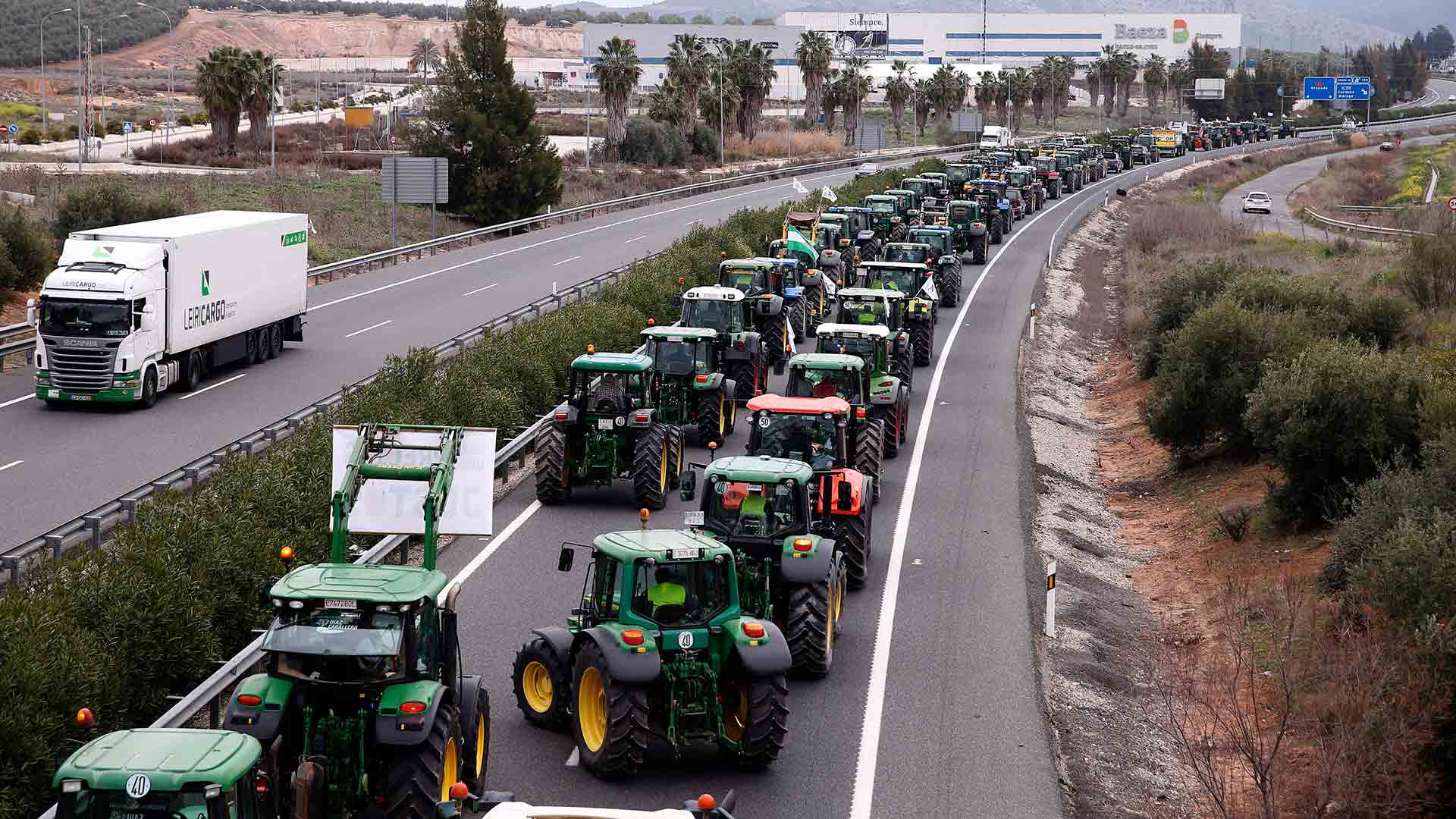 Mil tractores cortan la A-92 y la A-45 contra los bajos precios del campo