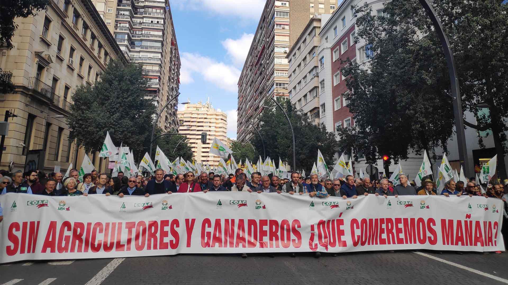 Miles de agricultores colapsan Murcia para lanzar "el último grito" para salvar el campo