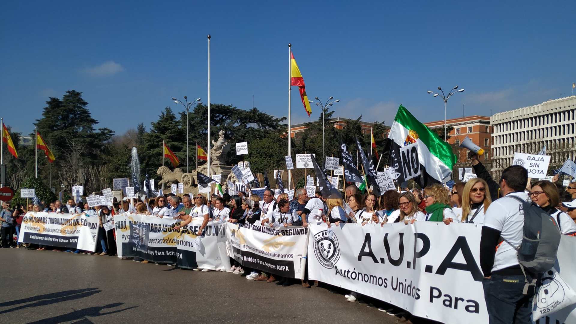 Miles de autónomos se manifiestan en Madrid para exigir las mismas prestaciones que los asalariados