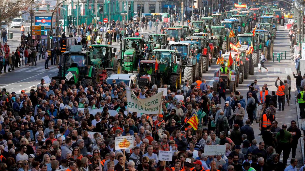 Multitudinaria tractorada y miles de agricultores colapsan el centro de Valencia