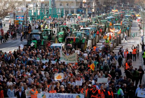 Multitudinaria tractorada y miles de agricultores colapsan el centro de Valencia