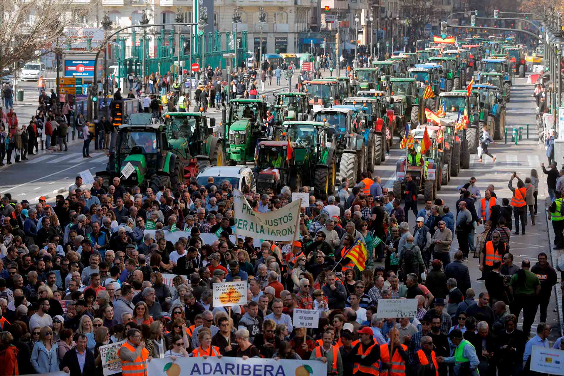 Multitudinaria tractorada y miles de agricultores colapsan el centro de Valencia