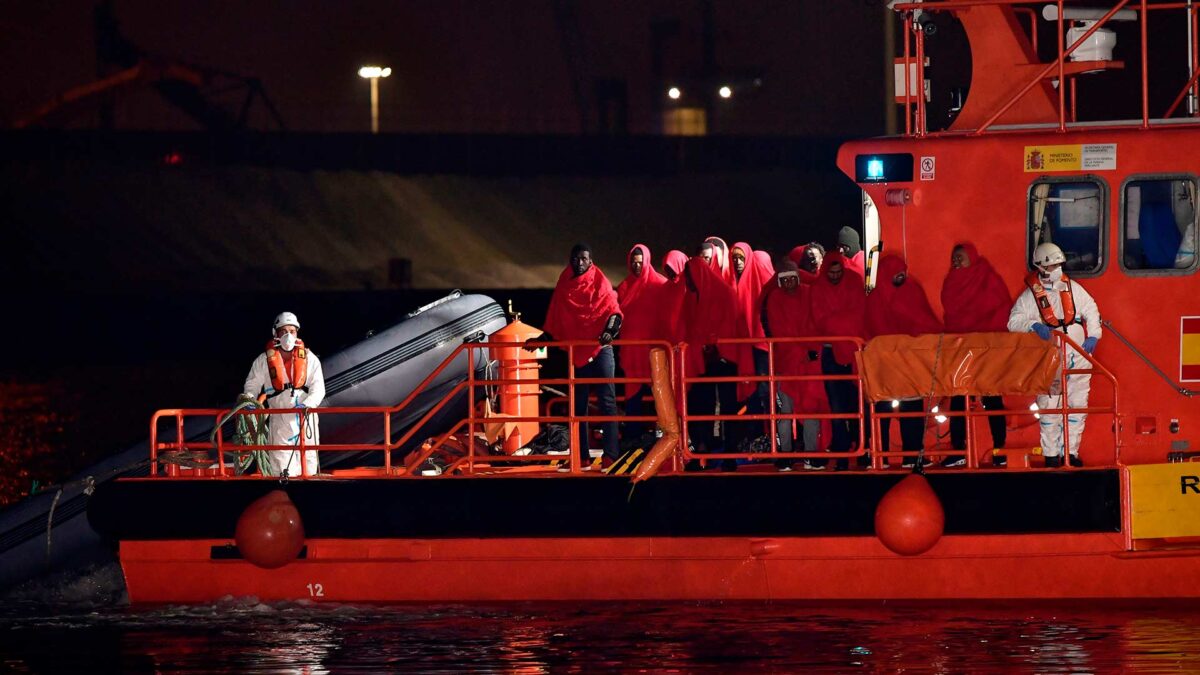 Rescatan a un bebé recién nacido en una patera junto con otros 86 migrantes cerca de Gran Canaria