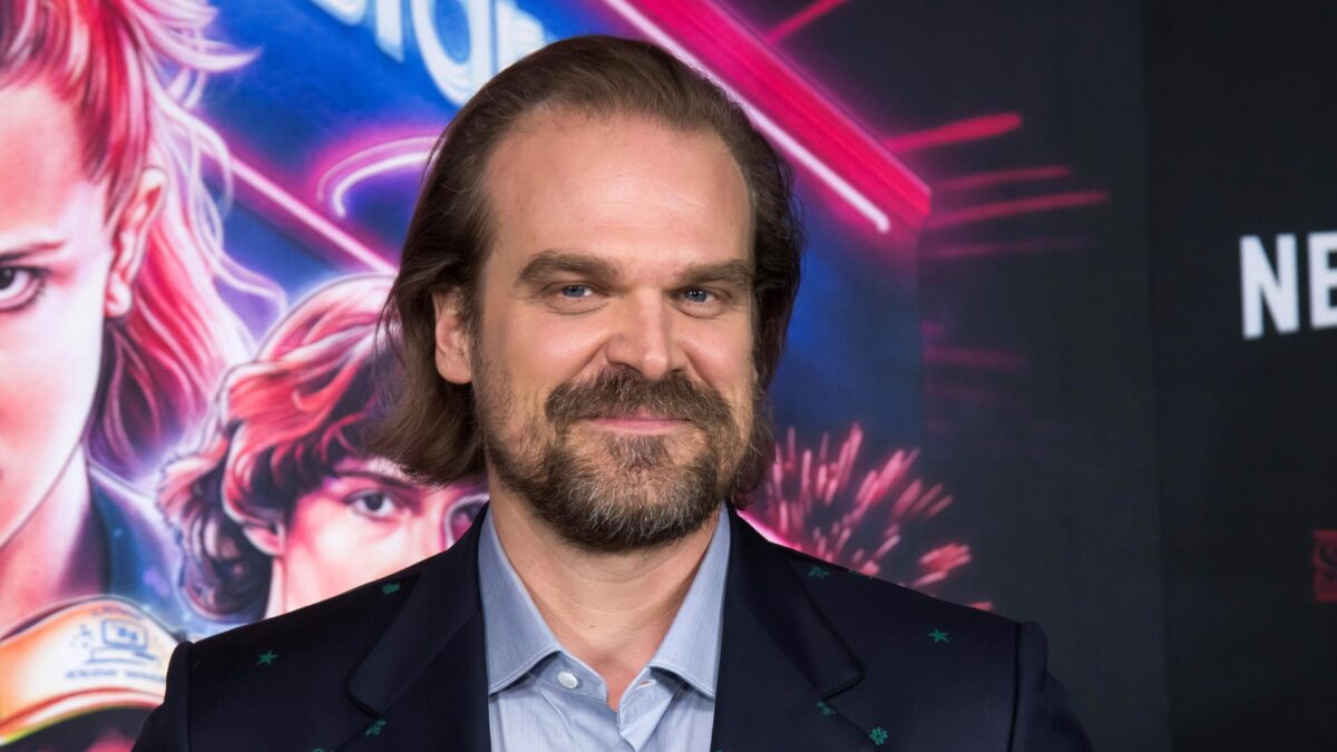 Hopper aparece vivo en el tráiler de ‘Stranger things 4’ en el que Netflix hace ‘autospoiler’