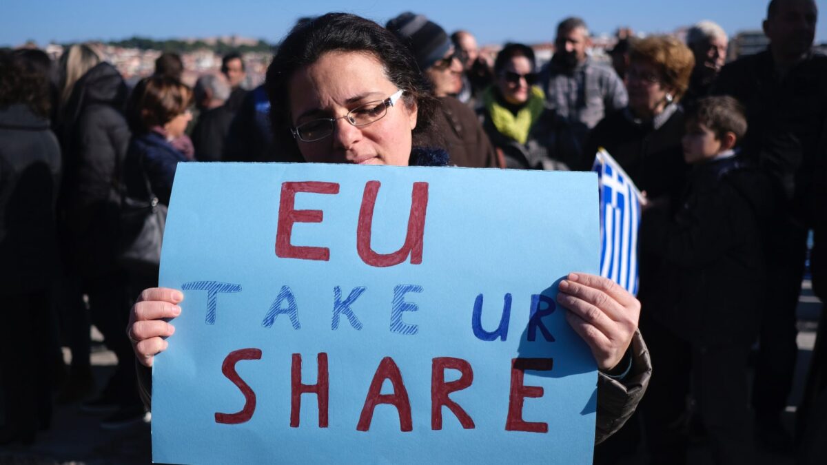 Tiran miles de chalecos salvavidas en señal de protesta por los nuevos centros de migrantes en Lesbos