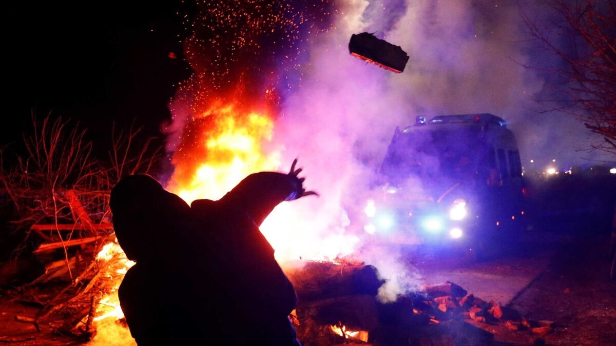 Un grupo de manifestantes ataca con piedras los autobuses de evacuados de Wuhan en Ucrania