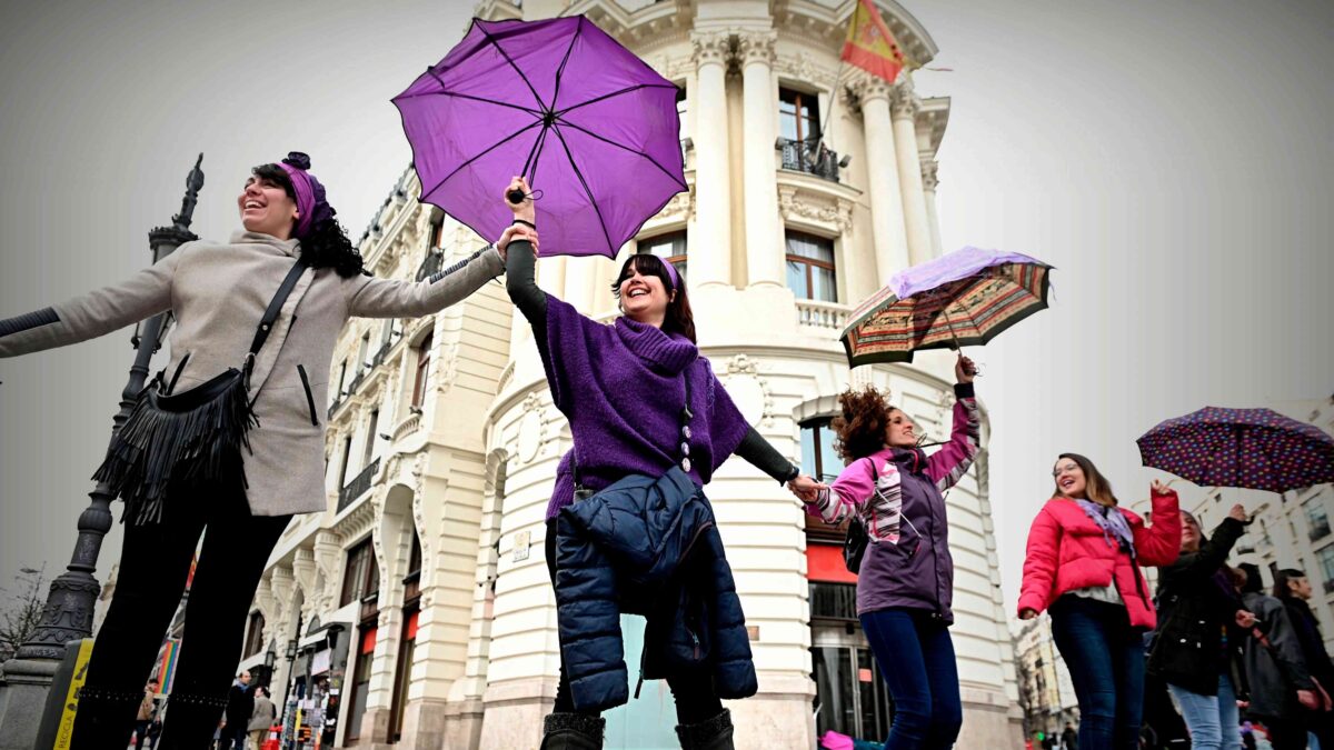 Unas 7.000 mujeres se unen en una cadena feminista en Madrid a un mes del 8M