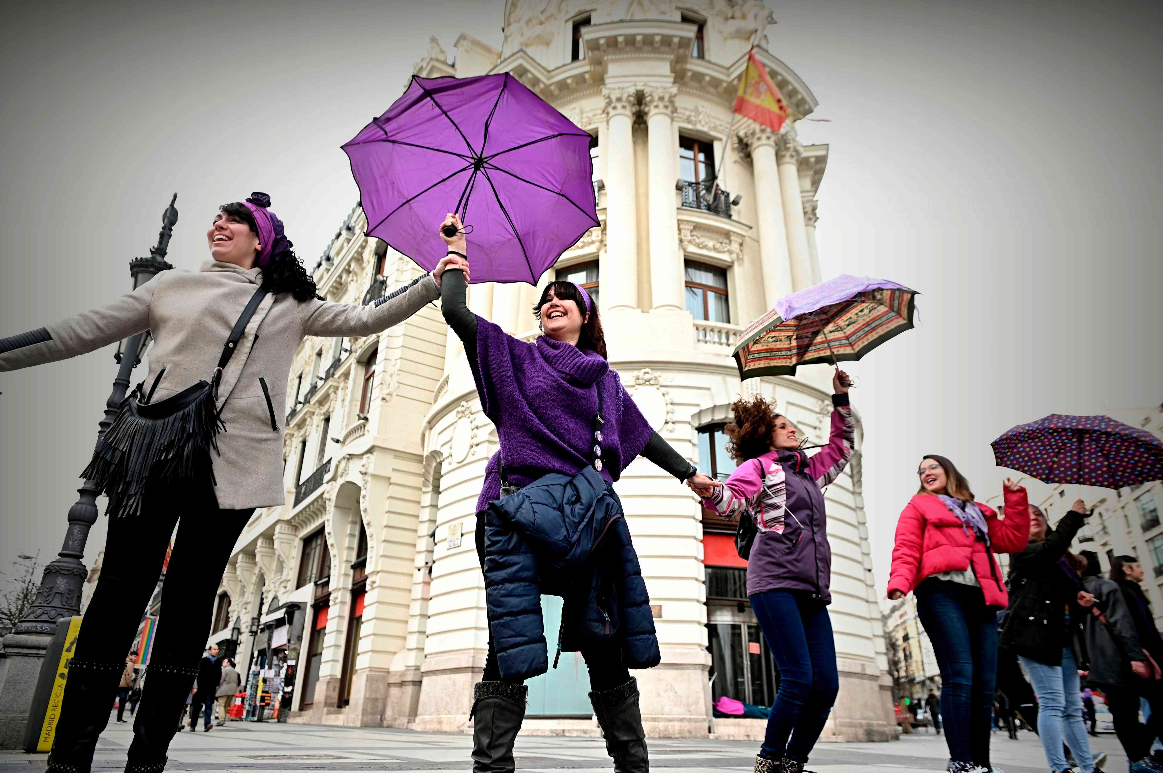 Unas 7.000 mujeres se unen en una cadena feminista en Madrid a un mes del 8M