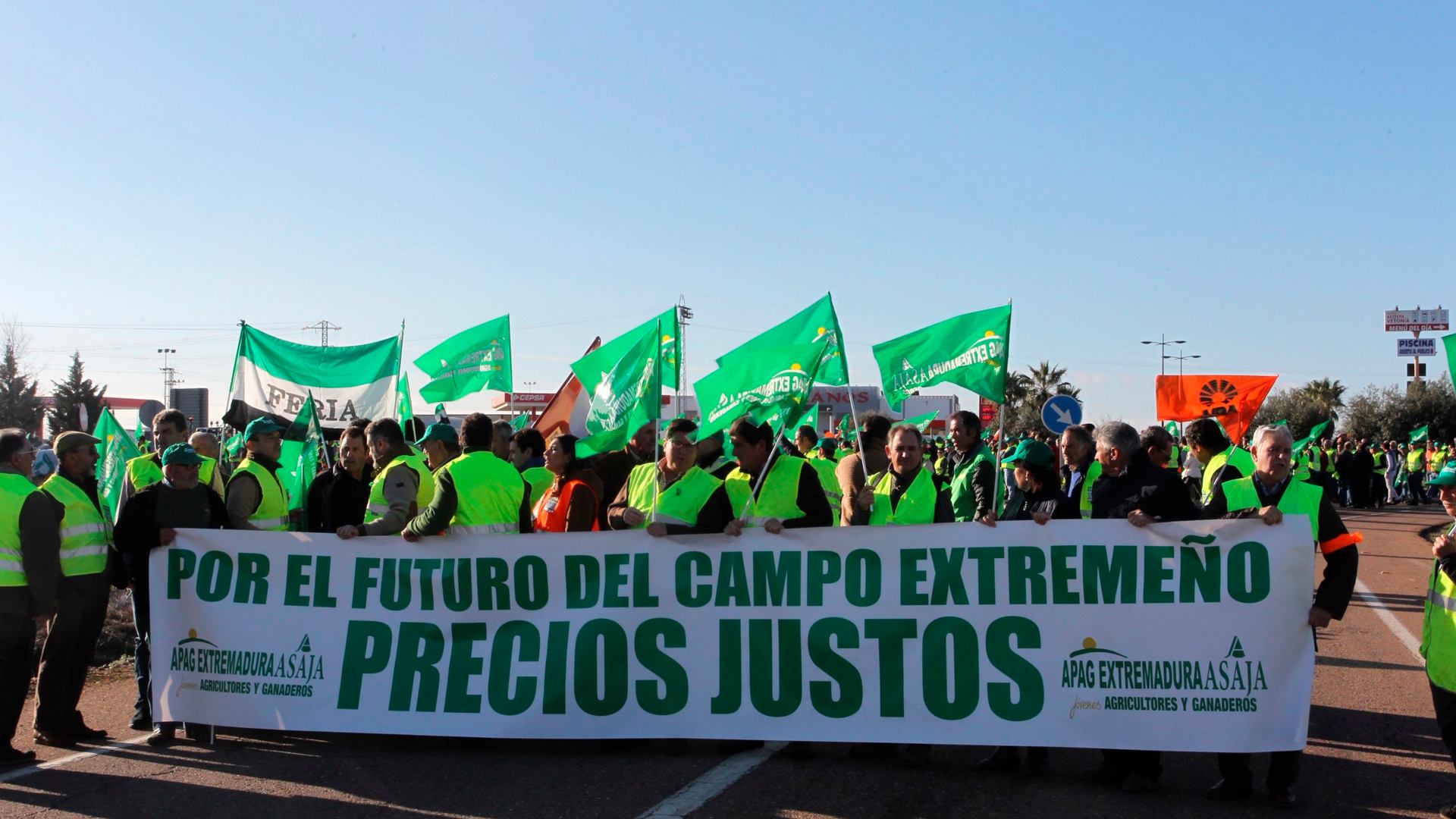 Unos 5.000 agricultores y 1.200 tractores colapsan la entrada a Extremadura por autovía