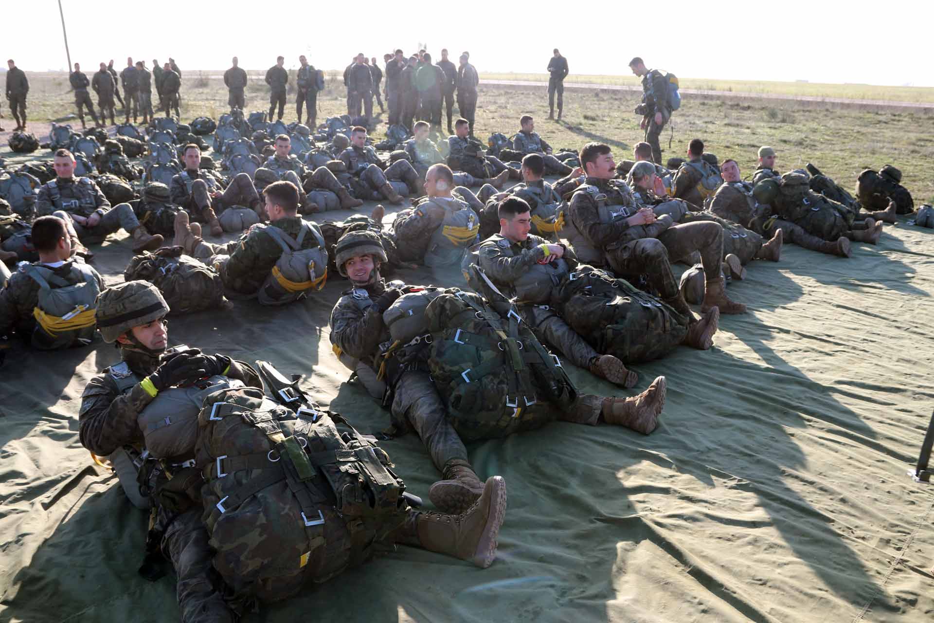 Militares de la BRIPAC equipados y a la espera de embarcar en un helicóptero Chinook para un salto