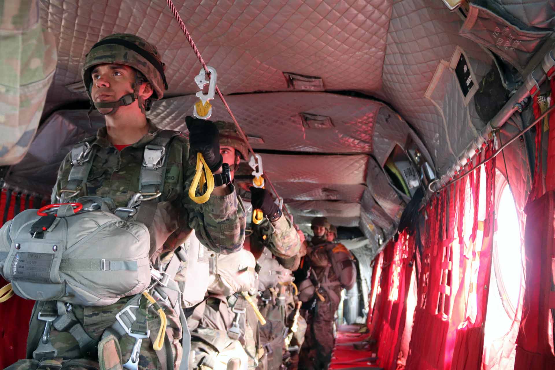 Militares de la BRIPAC a punto de realizar un salto en apertura automática desde un helicóptero Chinook