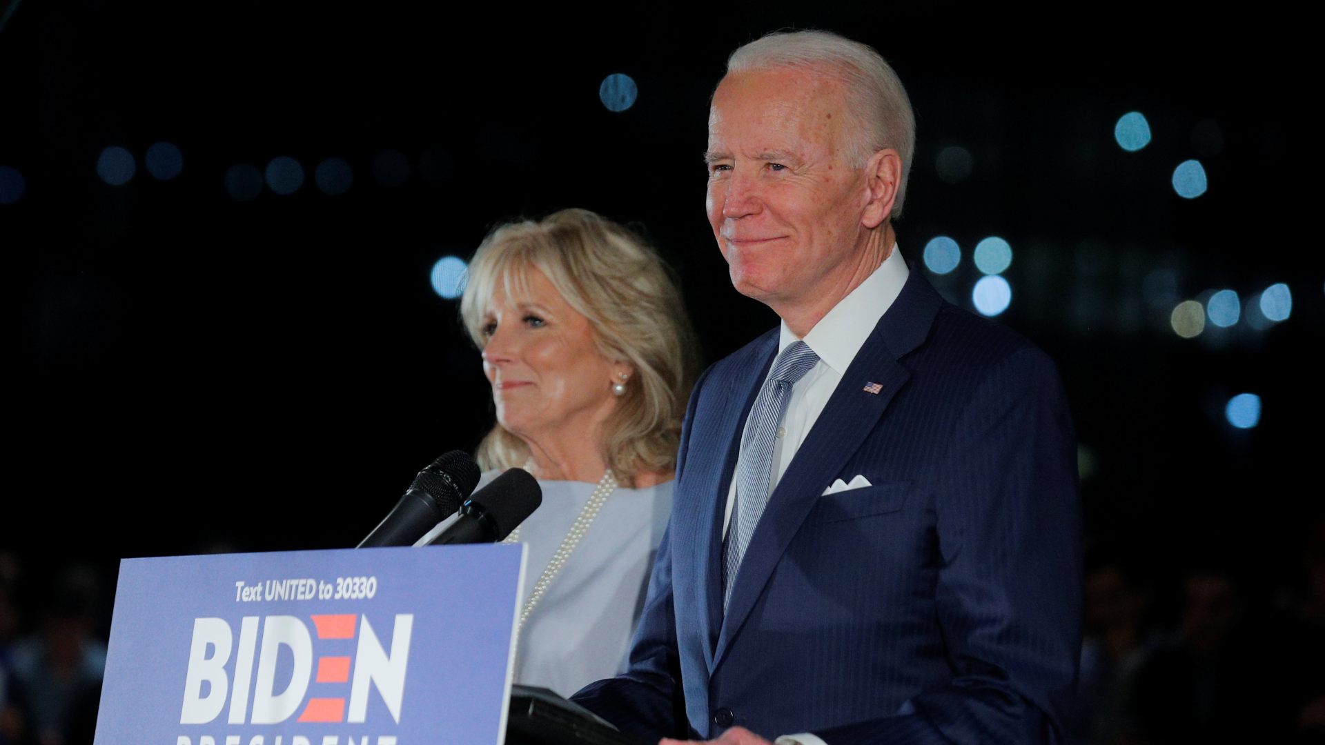 Biden logra una victoria clave en las primarias y tiende la mano a Sanders