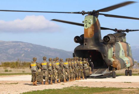 «Sobre nosotros, Dios»: así realizan sus saltos en la Brigada Paracaidista (BRIPAC)