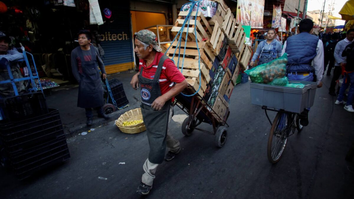 “Si mañana no trabajo, ya no como”: la otra lucha de México durante la pandemia