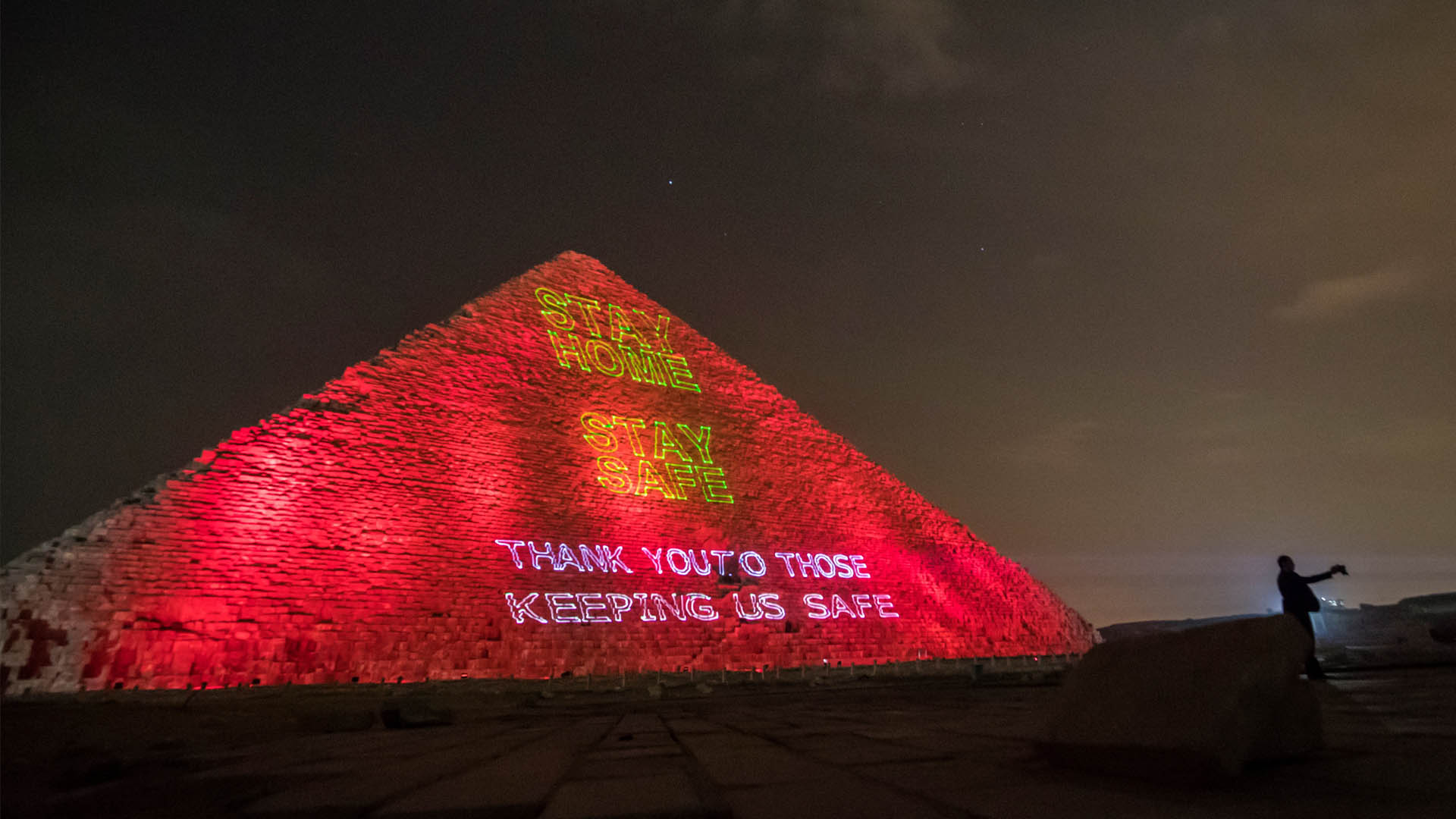 Coronavirus: Egipto ilumina la gran pirámide de Guiza con la frase "quédate en casa, mantente seguro”