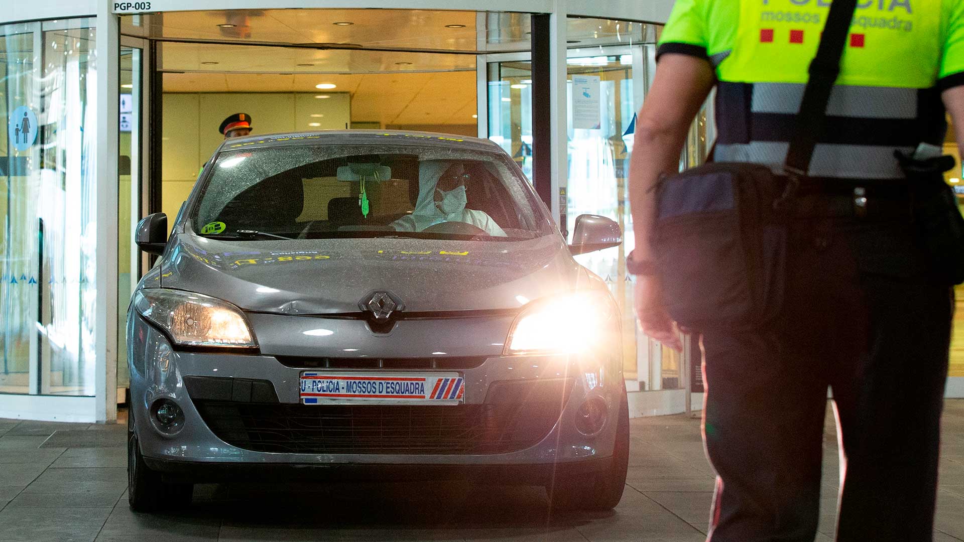 Dos detenidos después de que un coche accediera a la terminal 1 de El Prat